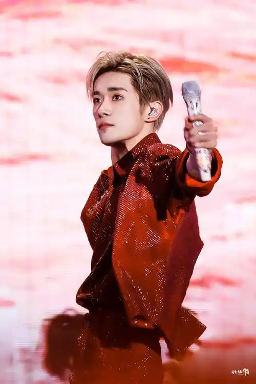 易烊千玺十周年演唱会单人机位##tfboys是在擦玻璃吗