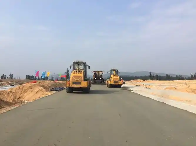 ybk3 3003 540,zbk3 6853 803机动车道4%水稳层摊铺,碾压.