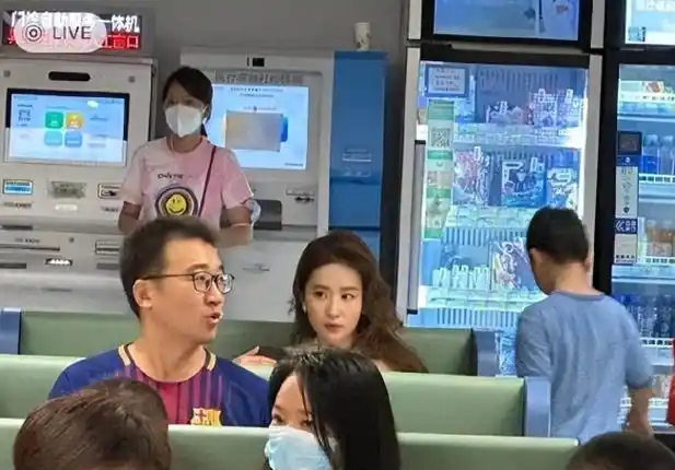 刘亦菲医院拍戏被偶遇无意抬眸一眼万年