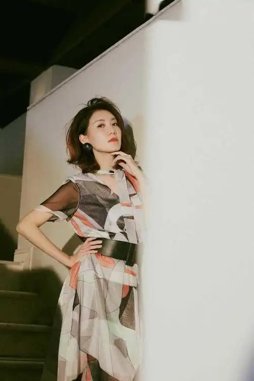 高露的气质无敌了穿夸张上衣配亮片阔腿裤很浮夸但很有一线范