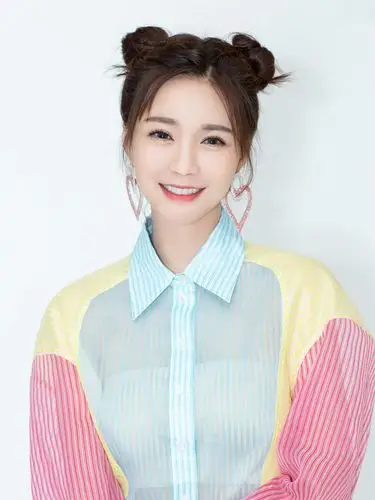 沈梦辰扎哪吒头似少女,拼色衬衫 短裙秀超模腿,心形耳饰成亮点