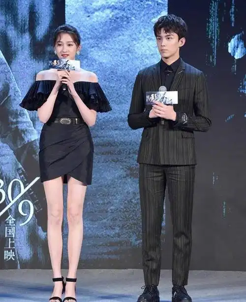 关晓彤班级合影曝光,王俊凯也现身北电校园,青春洋溢!