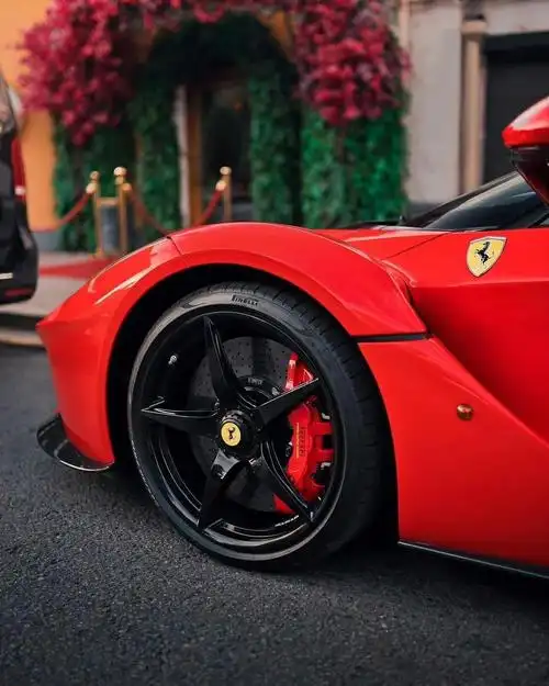 三大神车之首,售价超3000w的法拉利拉法_有钱人的社区_易车社区