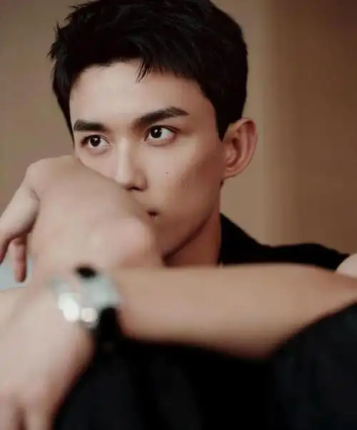 吴磊无袖背心帅气帅气肌肉线条流畅荷尔蒙满满