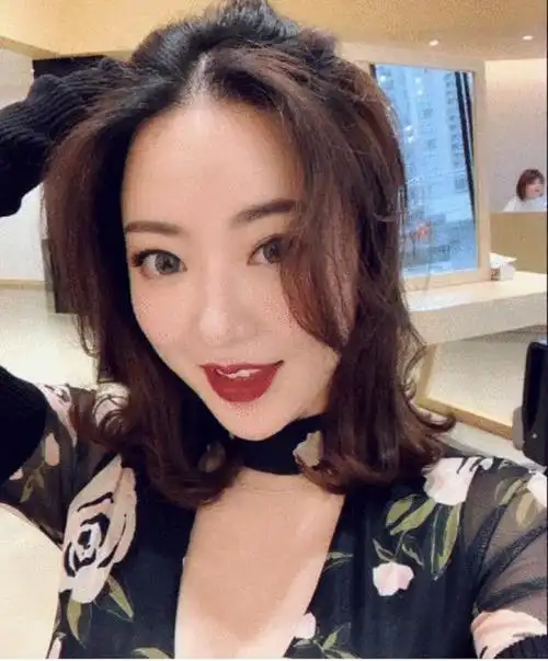 刘强东事件之后蒋娉婷越来越火晒迪拜生活照人气飙升