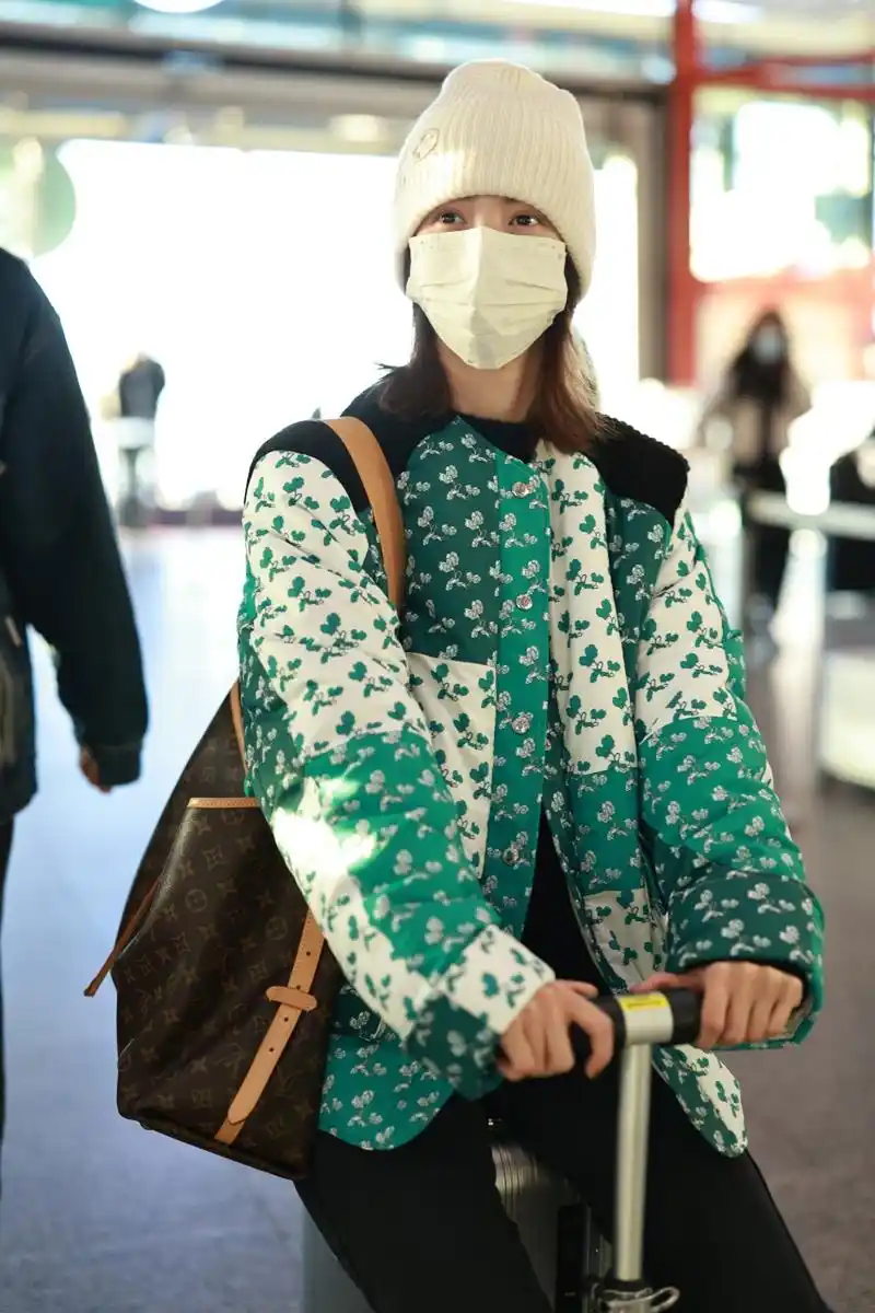 金晨驾骑豪华"行李箱"现身北京首都机场,前往嘉兴参加gq盛典.