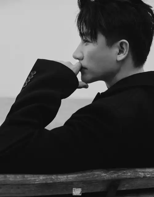 黄轩登杂志九月刊 海岸间彰显秋日冷冽质感