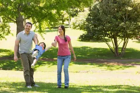 一家三口在公园牵手照片