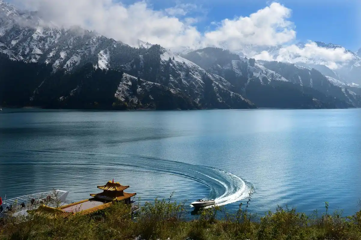 旅行中的治愈日常# 天山天池风景名胜区,位于新疆维吾尔自治区昌吉