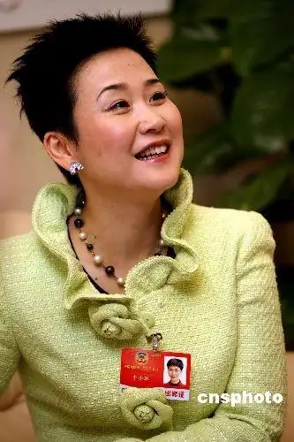 李小琳委员巧答"隐私"问题 从容应对"轰炸"(图)