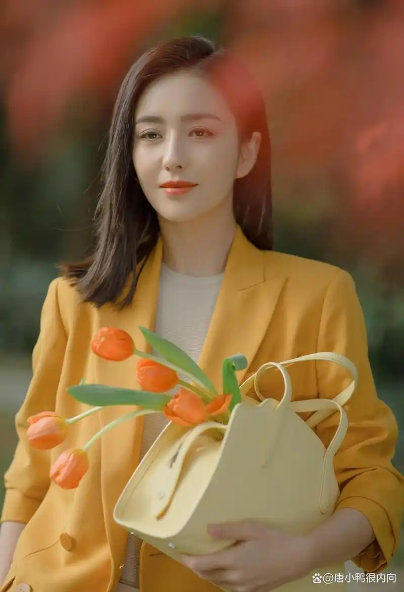 佟丽娅不愧是"新疆女神",穿黄色西装高级优雅,笑起来真美!