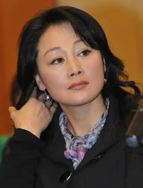 演员王姬拼命拍戏为儿子攒钱为何却让女儿签10年还债协议