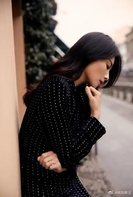 刘涛春天街景随拍##刘涛黑波点西装