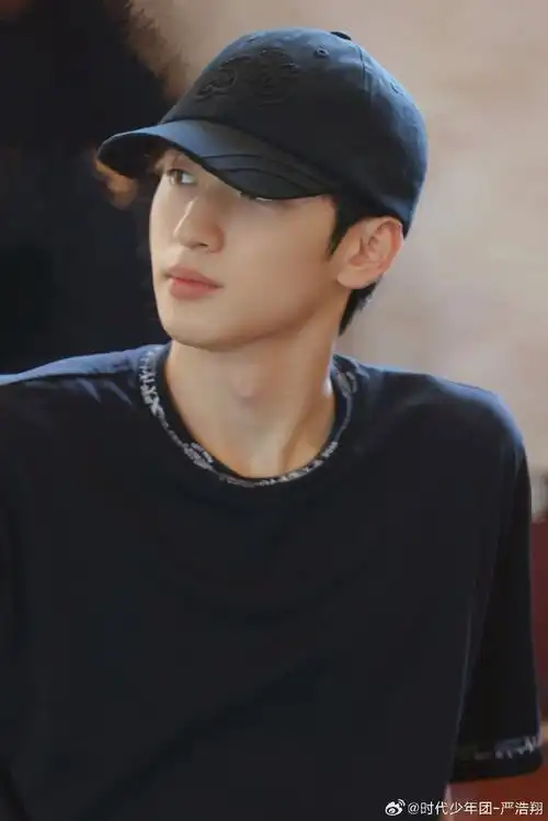 严浩翔黑色棒球帽侧颜#严浩翔黑色棒球帽侧颜好绝,状态满分,是谁汉葺