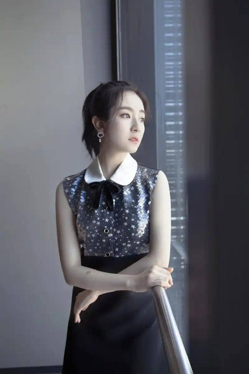 【李兰迪马尾辫look】"小花"李兰迪清新可爱,扎马尾辫配连衣裙楚楚动