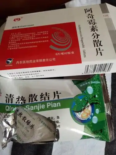 耳朵发炎只是有点疼,吃的消炎药吃了两天好了晚上喝了点酒早上起来直