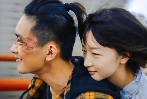 "绯闻缠身"的周冬雨,与曾志伟关系成谜,和数位男星不清不楚