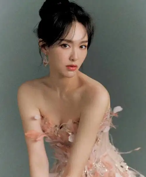 被39岁二胎后唐嫣惊艳了,米兰时装周变"大号水蜜桃",穿抹胸裙差点撑爆