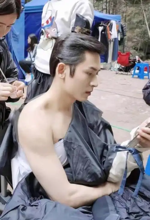 俊俊真的也好帅,两个人赶紧结婚吧～[图片]终于到了目的地,张哲瀚在