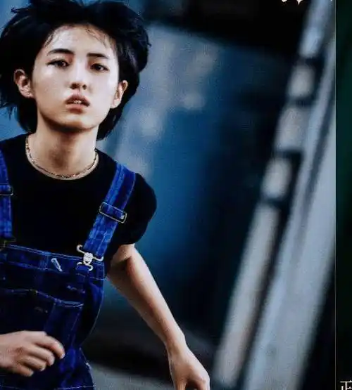 张子枫答应粉丝晒自拍,一口气发4张素颜照,额头上还有痘印?