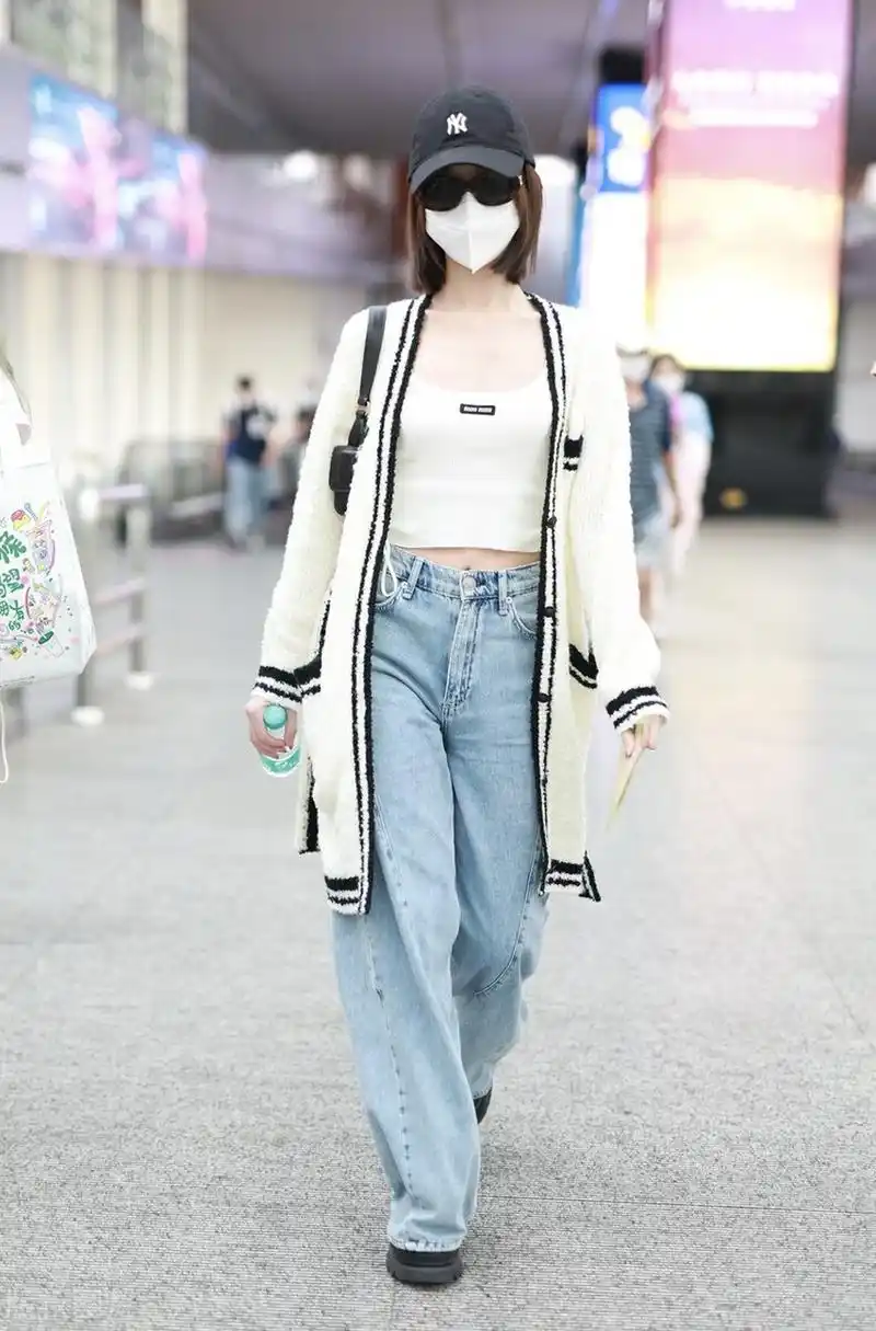 毛晓彤机场街拍,白色针织开衫搭配吊带小背心,牛仔裤棒球帽,清新时尚!