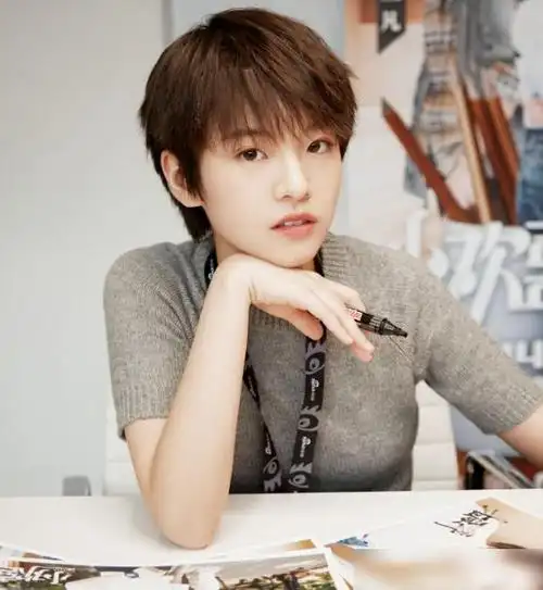 "乔英子"剧外太美,短发造型配烈焰红唇,美到不敢认_网易订阅