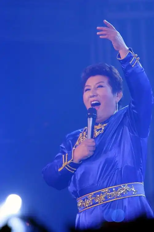 76岁的蒙古女歌手德德玛死于疾病,最终公开露面,精力充沛