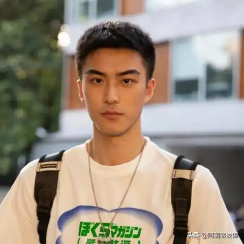 微分碎盖头发型(男生夏季别只会剪寸头发型)(2)