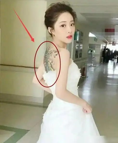 喻言满背的纹身要怎么遮等候区被抓拍导演来不及救场