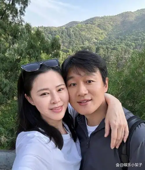 佟大为晒甜蜜合照庆祝与关悦结婚16年夫妻贴脸撒糖似热恋