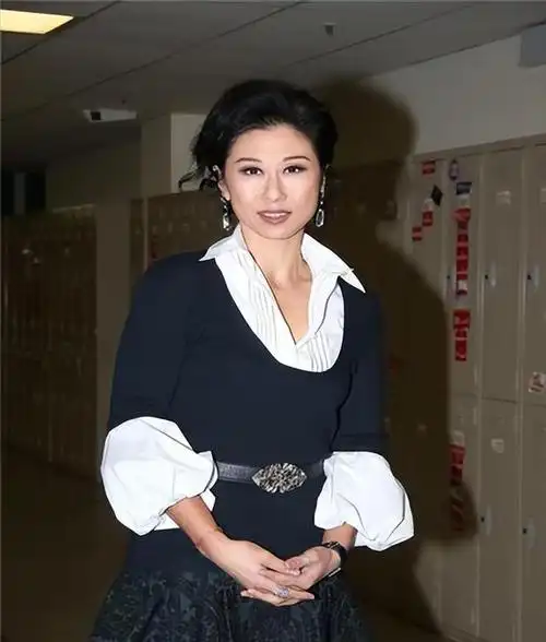 与林子祥相守26年,放弃事业也无憾,叶倩文如今满头银发依然优雅