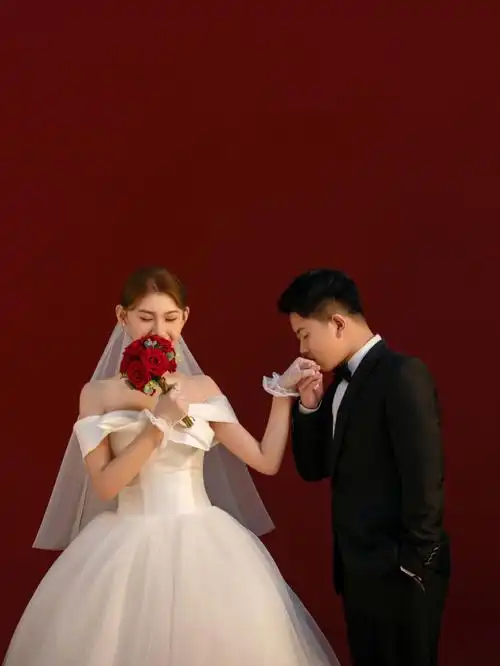 时尚真的是一个圈复古风现在又流行起来～7815红色作为高级色