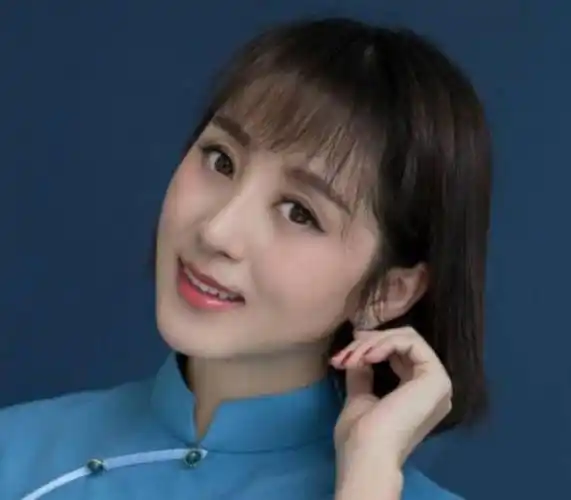 郭津彤近照,与老公云飞,两个人也有了女儿,女儿长得非常可爱?