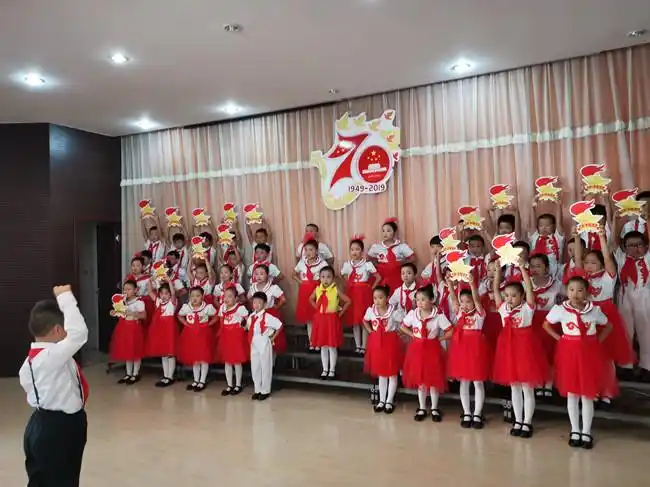 全区中小学积极开展我爱祖国同唱国歌活动