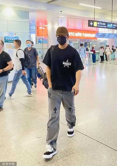 组图韩东君一身休闲装扮现身机场戴鸭舌帽难掩帅气硬朗气质