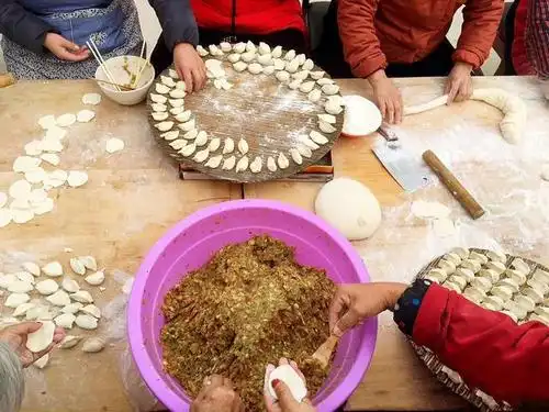 焦作太行山十二会村冬至饺子节 村民集体包饺子 共话美丽乡村建设