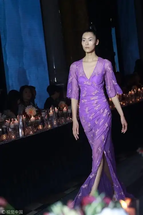 刘雯穿透视装走秀凸显好身材性感爆棚