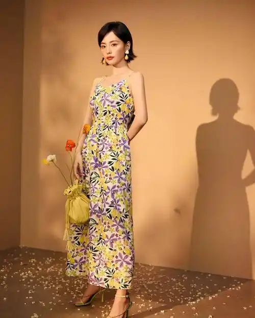 张嘉倪撑伞海边漫步一袭黑色碎花连衣裙漫步海边总觉得不搭