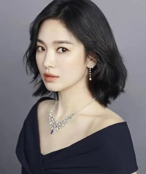 38岁宋慧乔又换"新"造型了,新款波波头短发时髦减龄,秒变18岁_发型