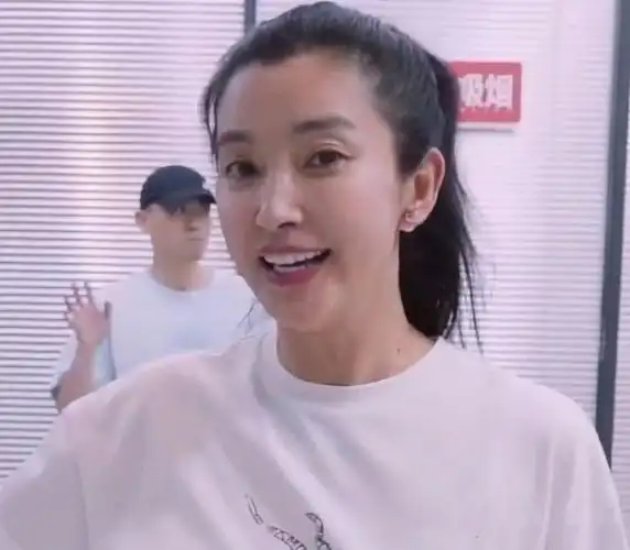 大把年纪还争当少女,李冰冰就该真实不要装,没中年女性的优雅!