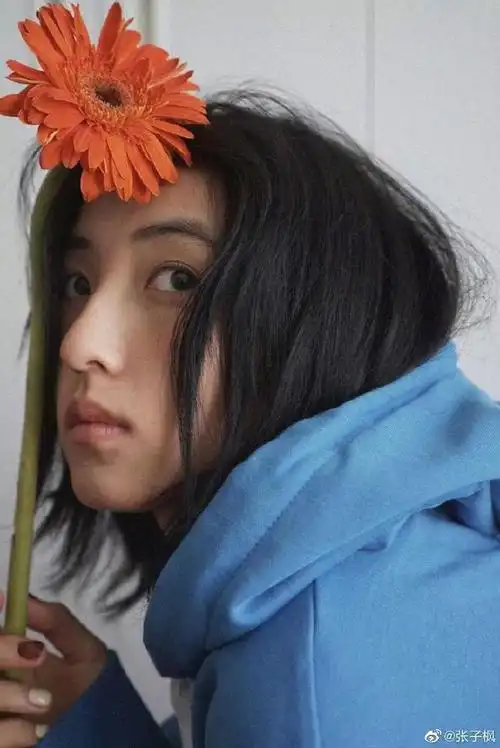 组图张子枫微博晒九宫格自拍穿蓝色卫衣持花对镜头摆pose