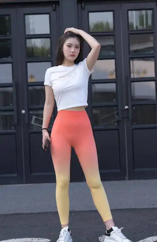 穿上这款紧身裤,展现迷人身材与青春活力_瑜伽_什么_款式