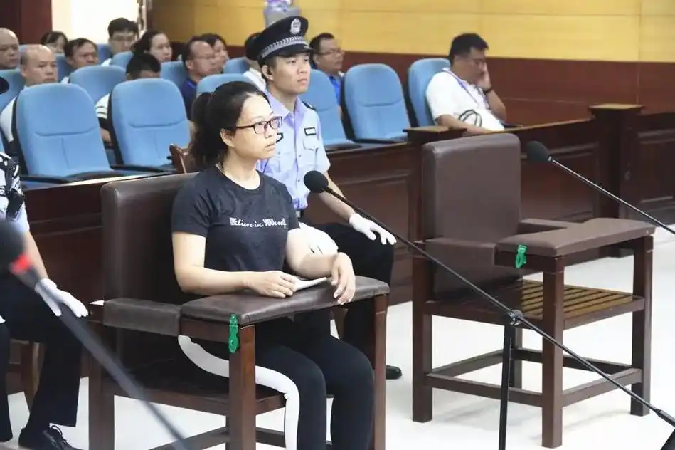 被告人陈英在法庭上受审