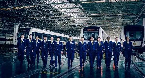 郑州地铁乘务员宣传照堪比大片为帅哥哥打call