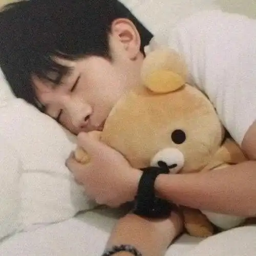 轻松熊还好吗?我的意思是我好想抱抱你啊#易烊千玺