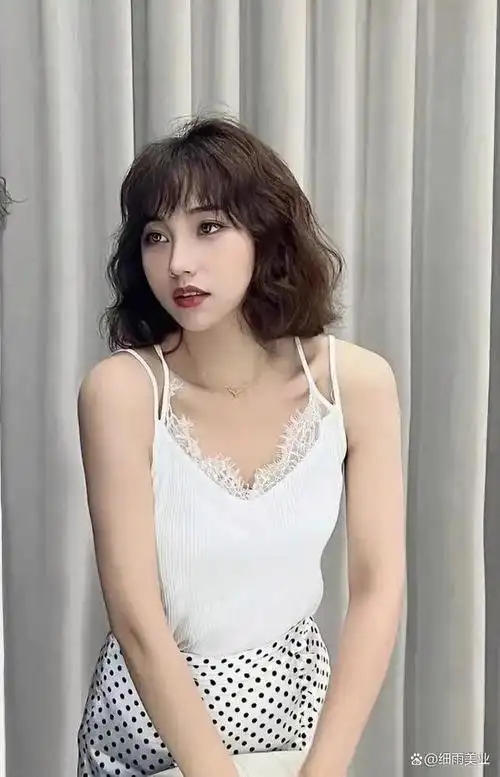 法式烫是属于中大卷的发型,非常百搭好看气质满满.