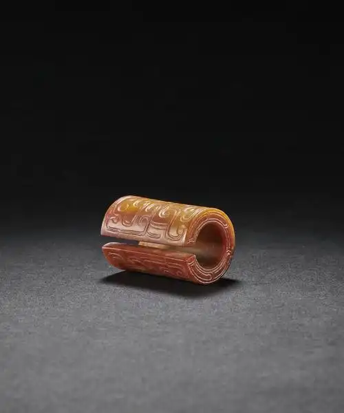 红沁夔龙纹玉玦