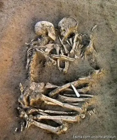找一张两个人抱在一起的骨头图片.或者两人抱在一起图片.