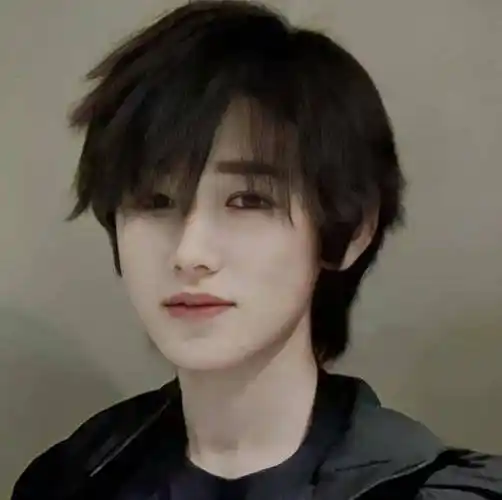 女团成员神似宋亚轩,笑起来与小宋如出一辙,刘耀文未必能分清_女装