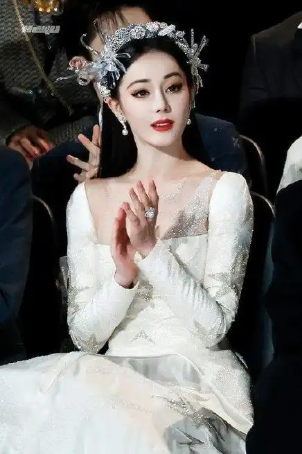 看了眼星光大赏这套的迪丽热巴,简直美到被净化了|迪丽热巴|星光大赏